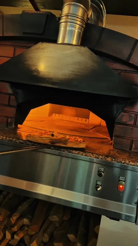 Le four à pizza — La Piazzetta, restaurant italien à Dour